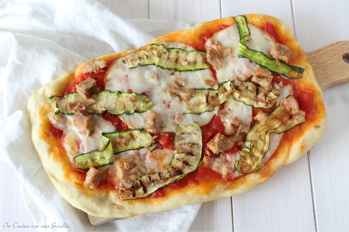 Pizza zucchine e tonno