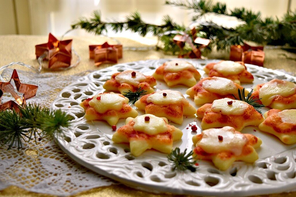 Pizzette a forma di stelle, un antipasto natalizio