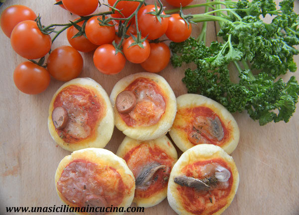 Pizzette acciughe, mozzarella e cipolla