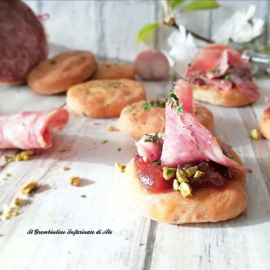 Pizzette allo yogurt con cipolle caramellate e finocchiona