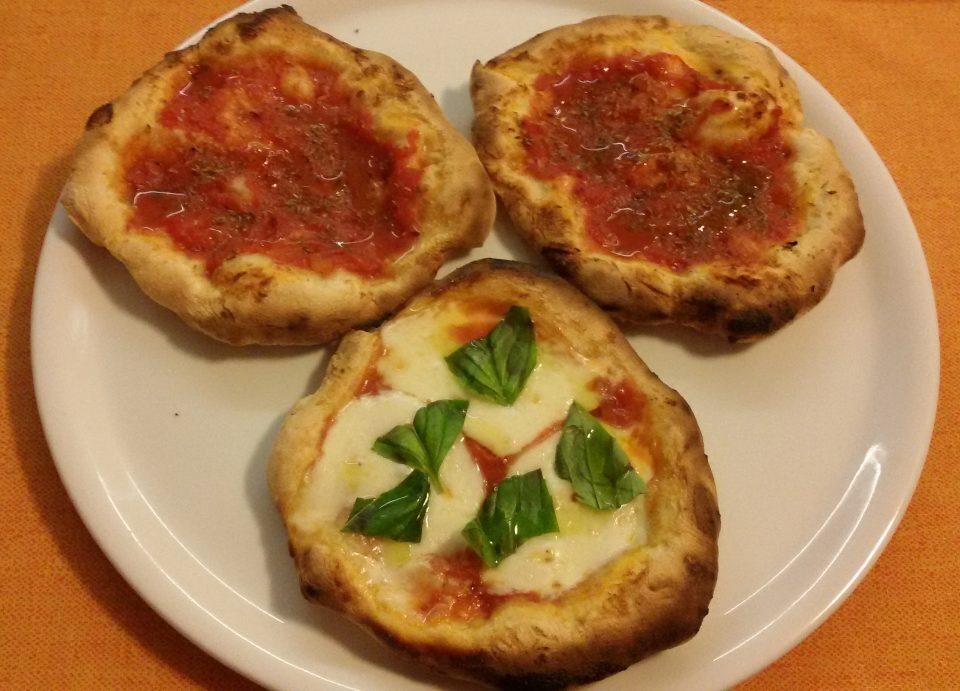 Pizzette con impasto nella macchina del pane e cottura nel fornetto Ferrari