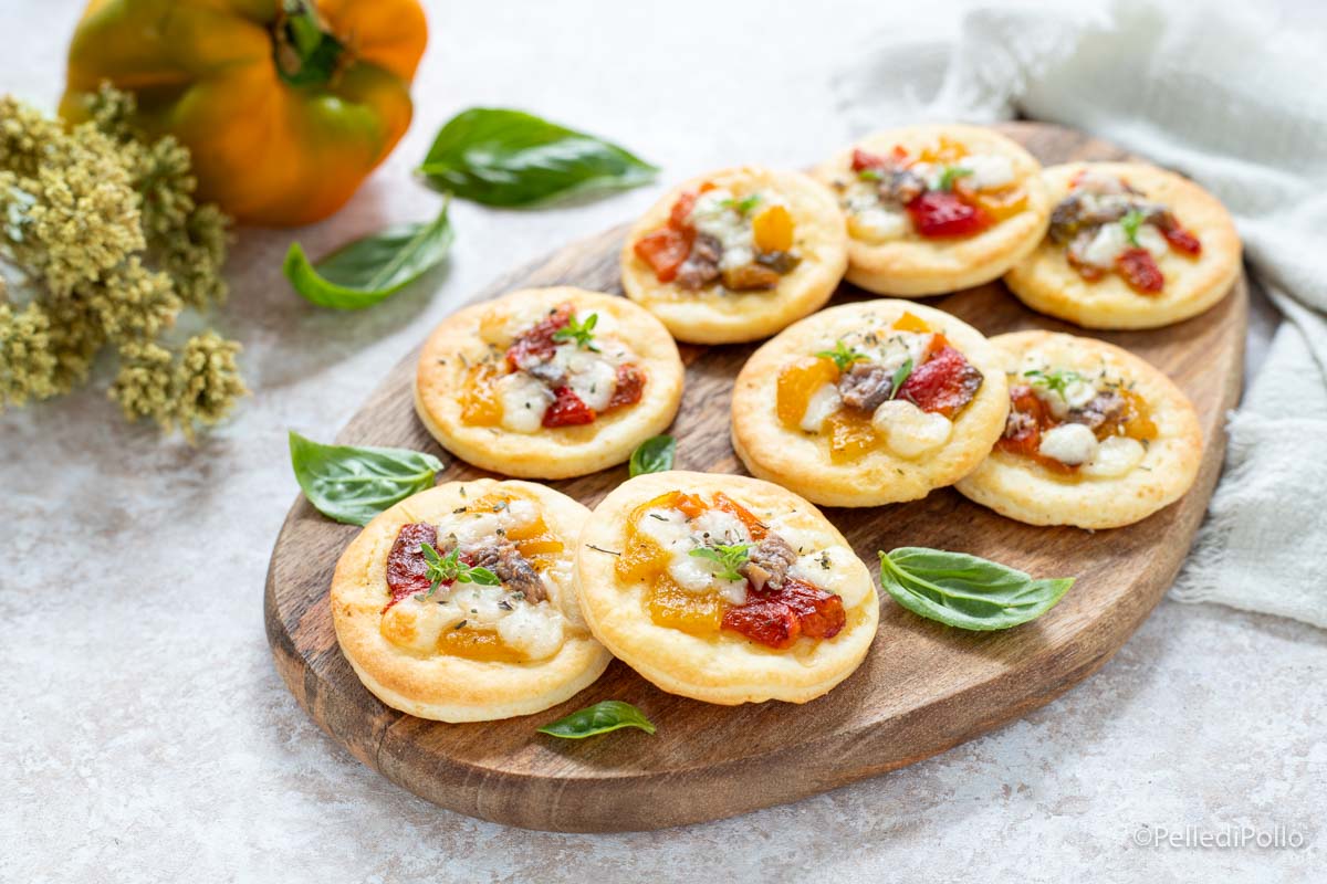 Pizzette con peperoni e alici
