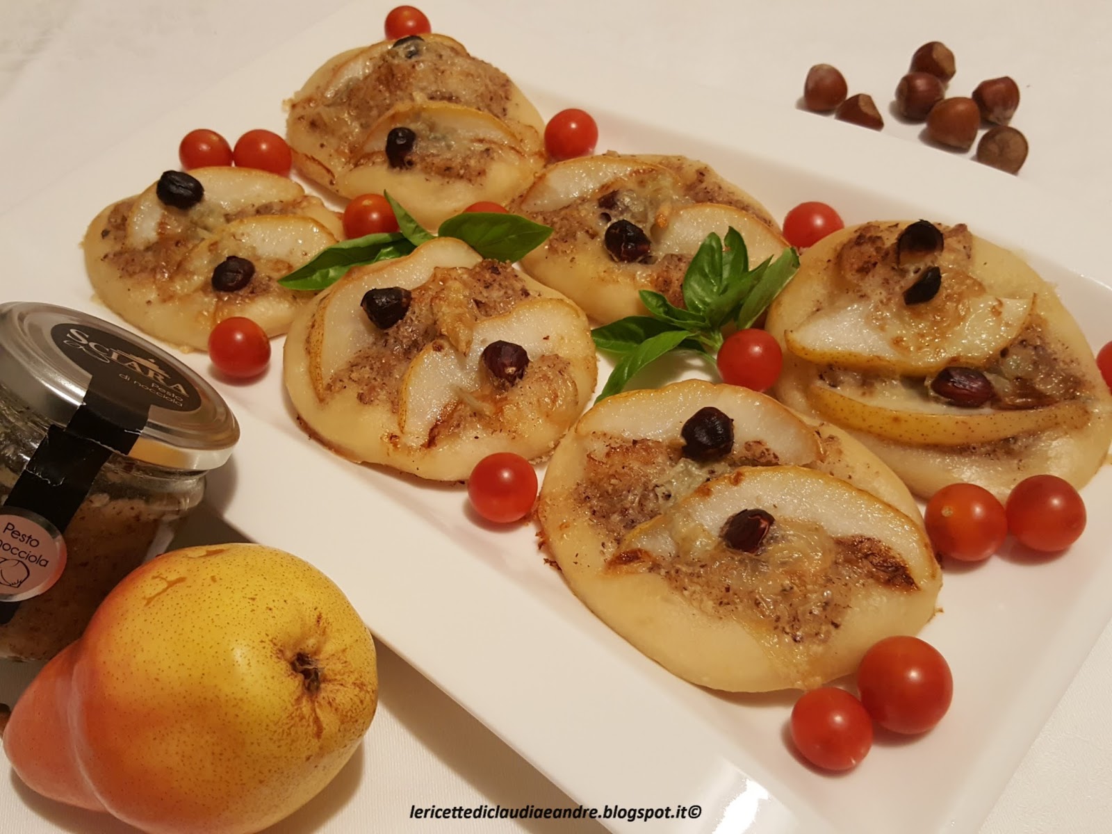 Pizzette con pesto di nocciole, gorgonzola e pere