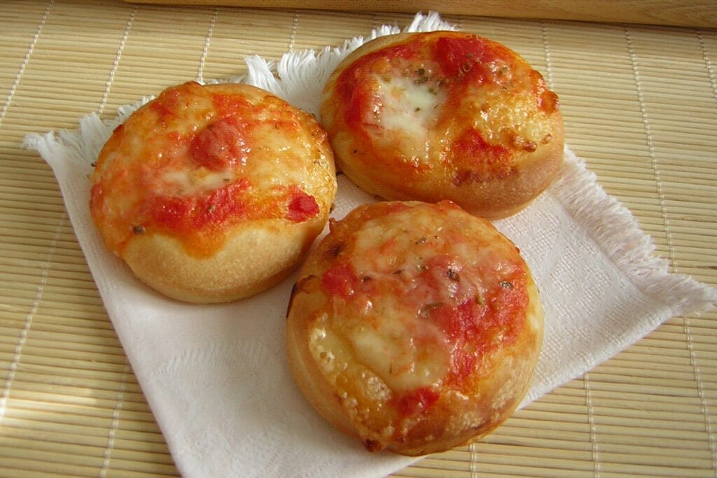 Pizzette con pomodoro e mozzarella