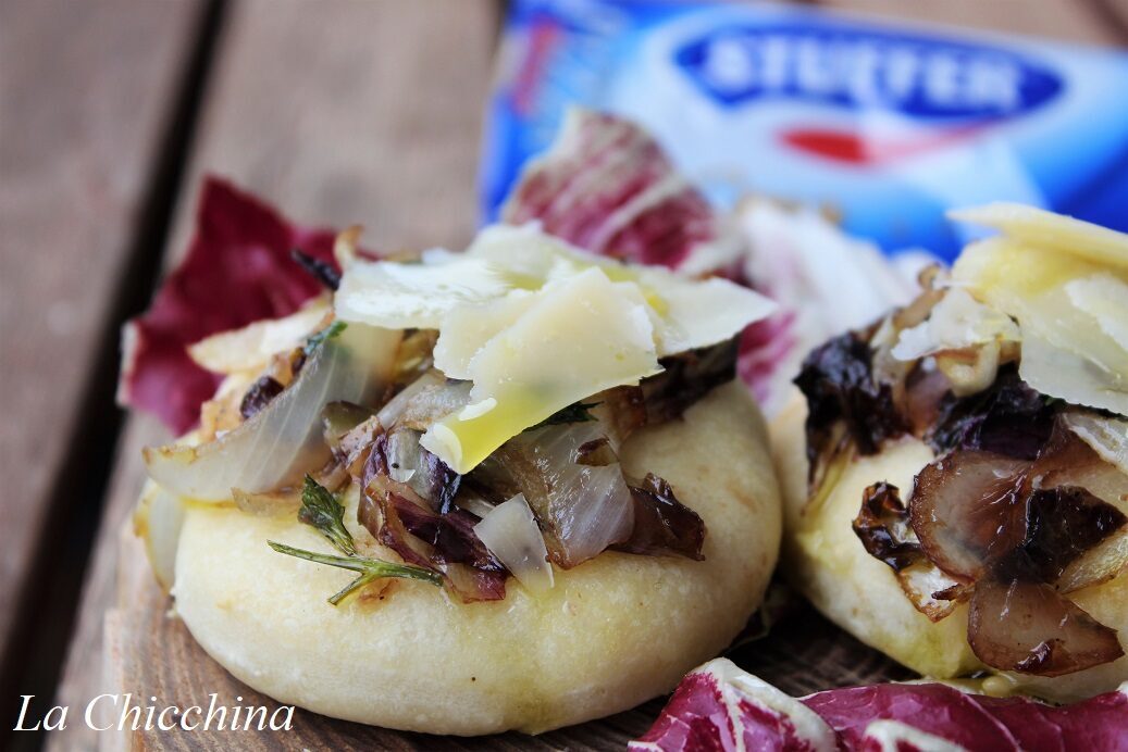 Pizzette con radicchio, glassa di aceto balsamico e parmigiano