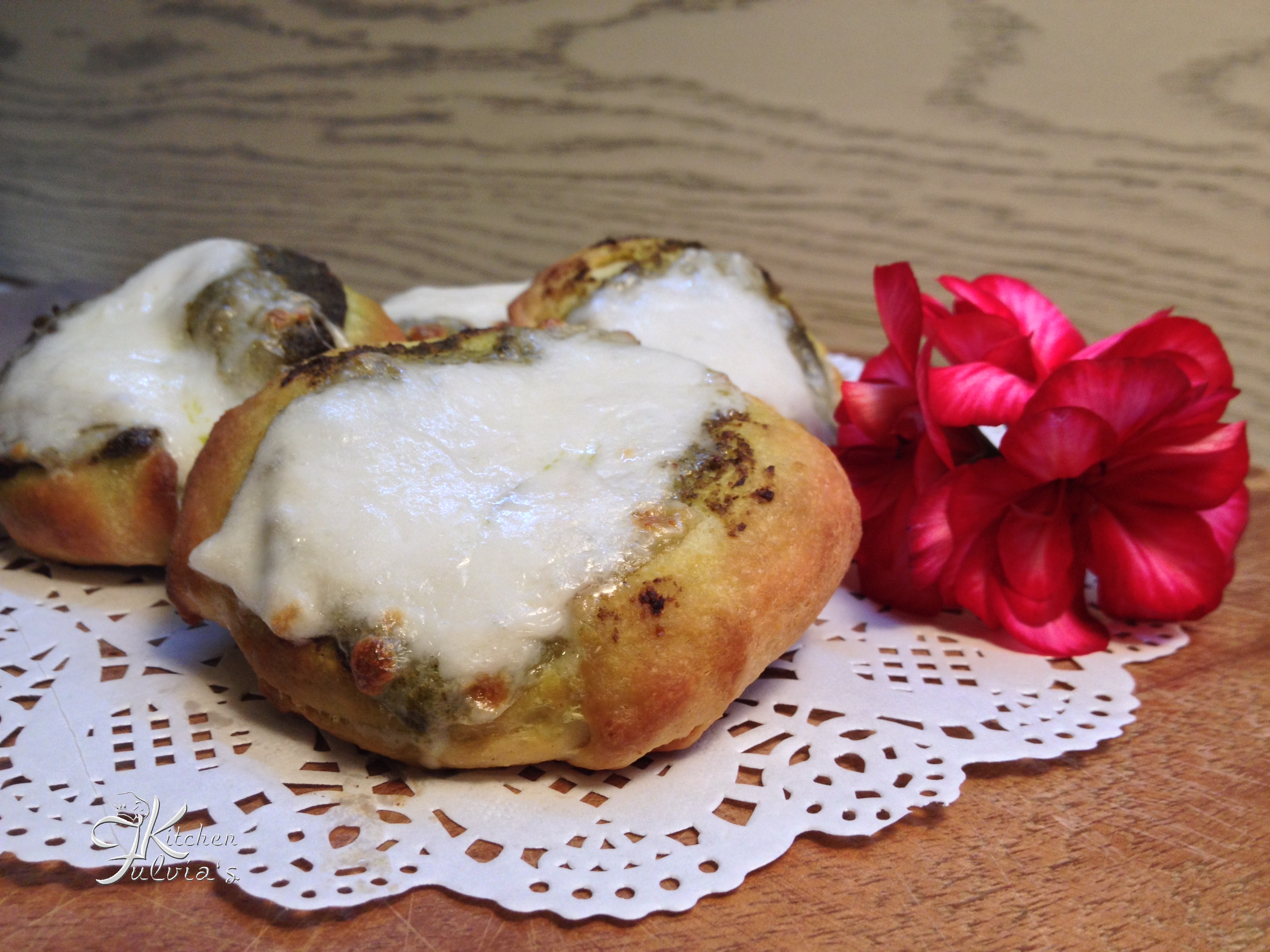 Pizzette da aperitivo con pesto e mozzarella
