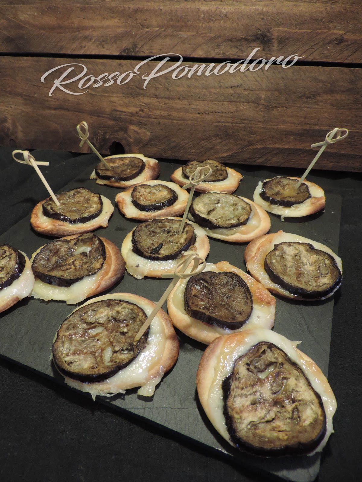 Pizzette di brisèe con melanzana e scamorza