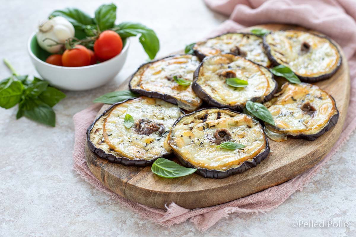 Pizzette di melanzane con acciughe e scamorza