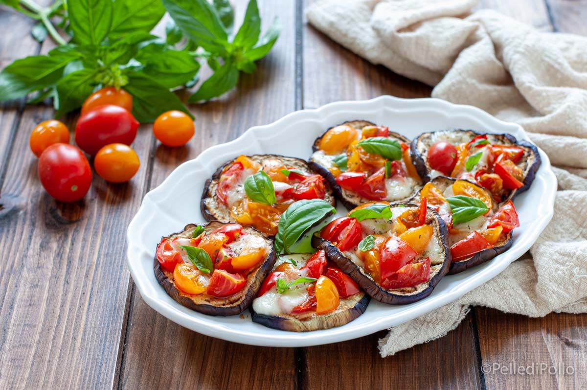 Pizzette di melanzane con pomodorini e provola
