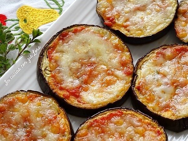 Pizzette di melanzane pomodoro e mozzarella