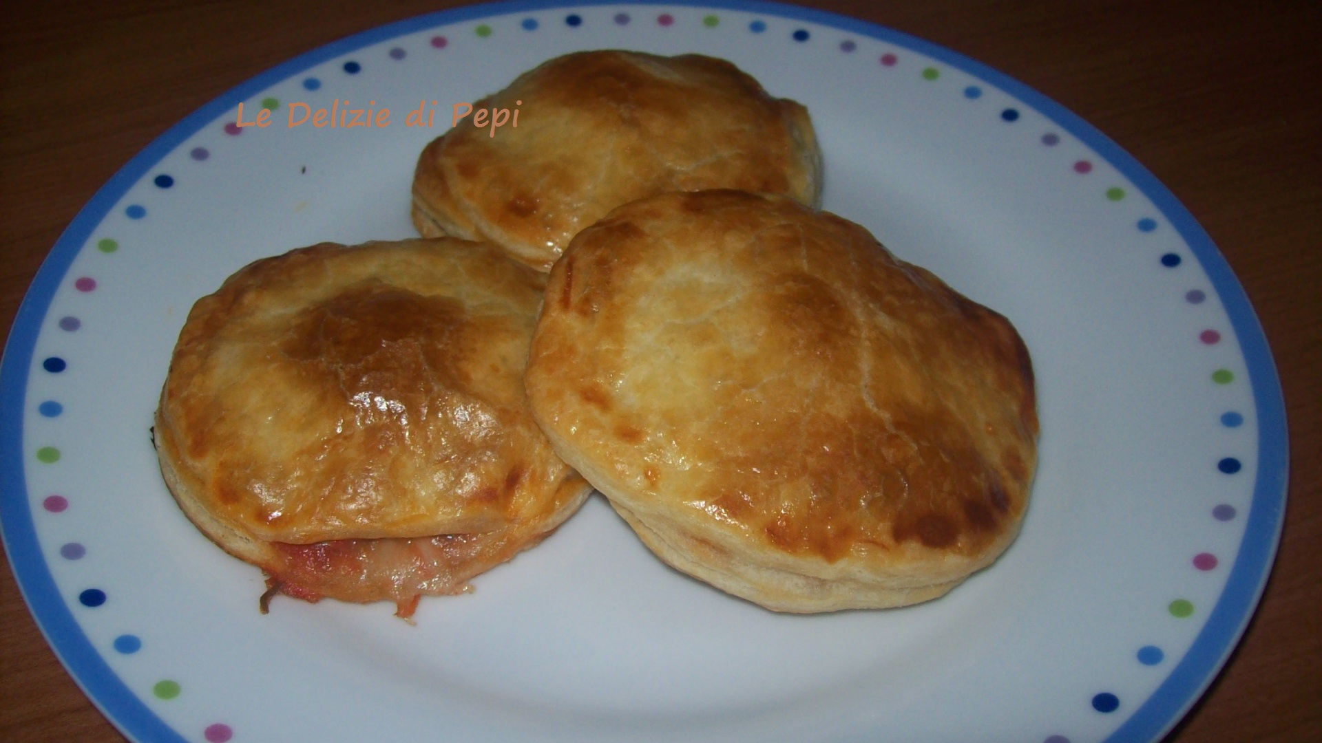 Pizzette di pasta sfoglia ripiene