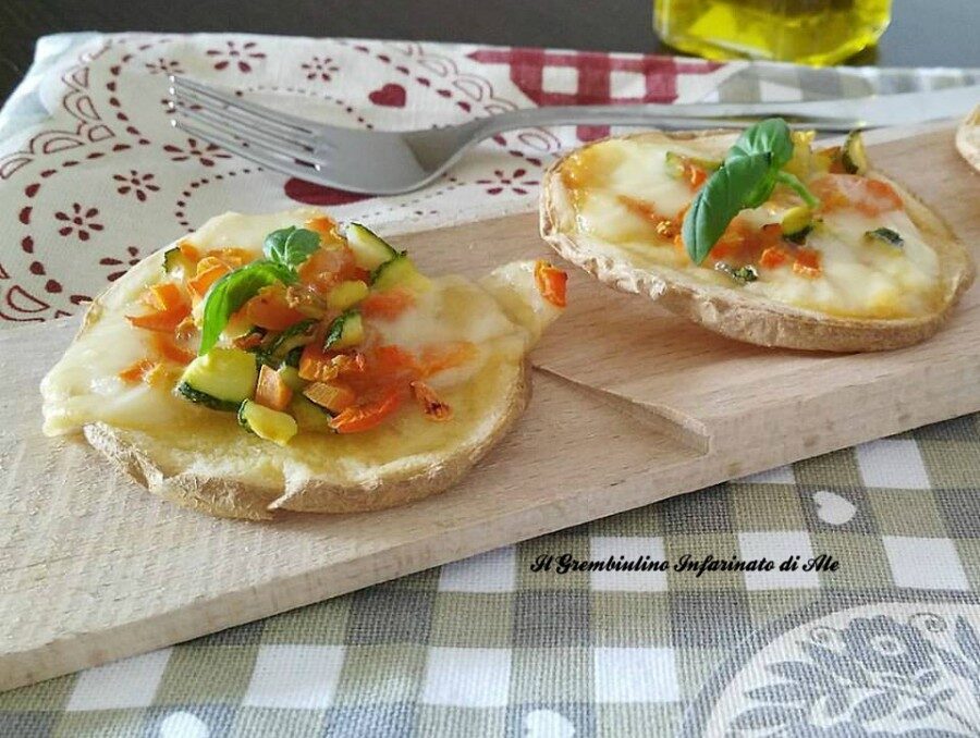 Pizzette di patate con verdurine e scamorza