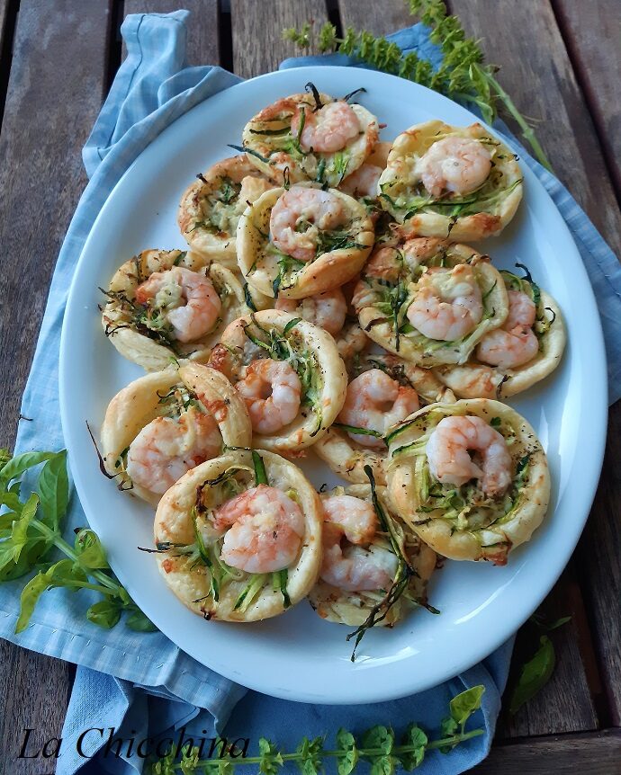 Pizzette di sfoglia con code di gambero, zucchine  e caciocavallo