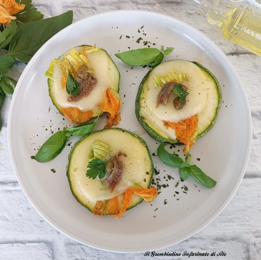 Pizzette di zucchine con alici e capperi