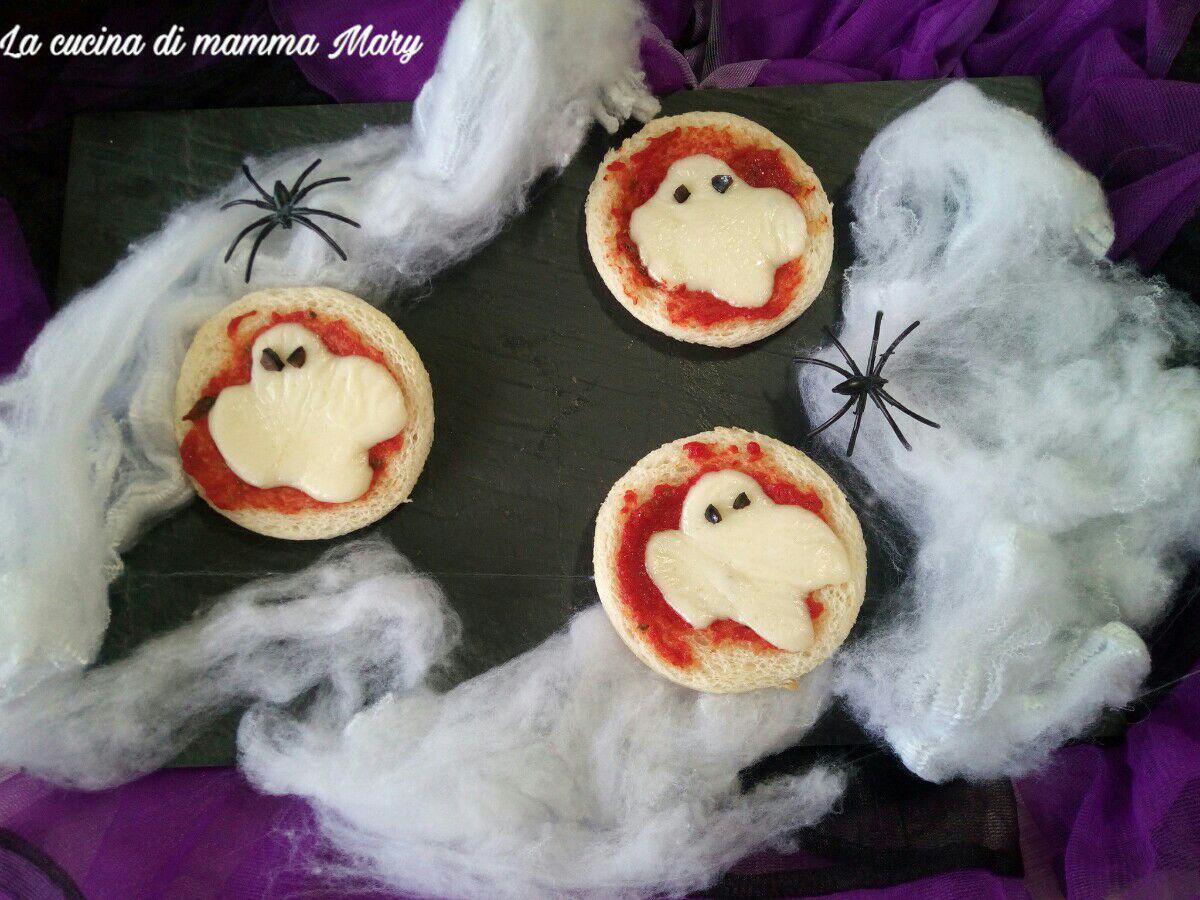 Pizzette fantasma – ricetta di halloween – la cucina di mamma mary