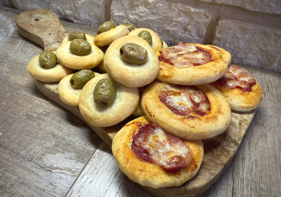 Pizzette fatte in casa: la ricetta perfetta per antipasti e merende