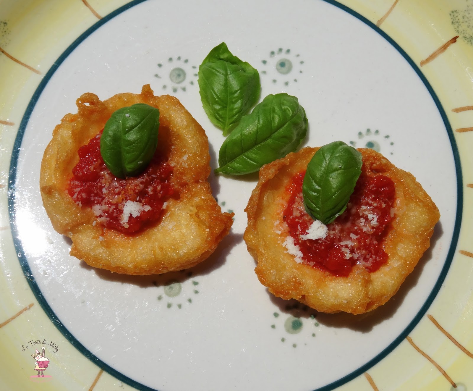 Pizzette fritte di parmigiano reggiano con salsa al pomodoro fresco e basilico