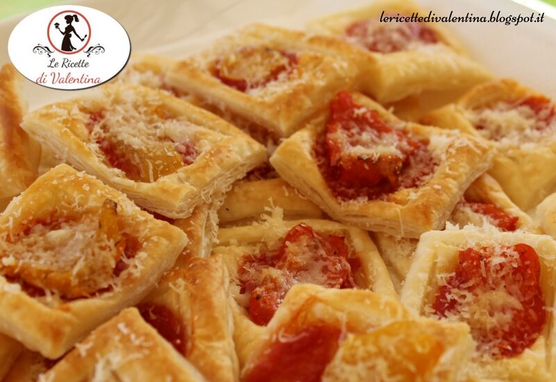 Pizzette quadre di sfoglia con peperoni e grana