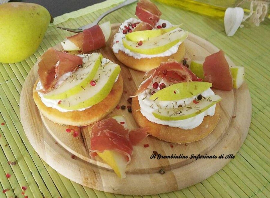 Pizzette rustiche allo yogurt con ricotta e pere
