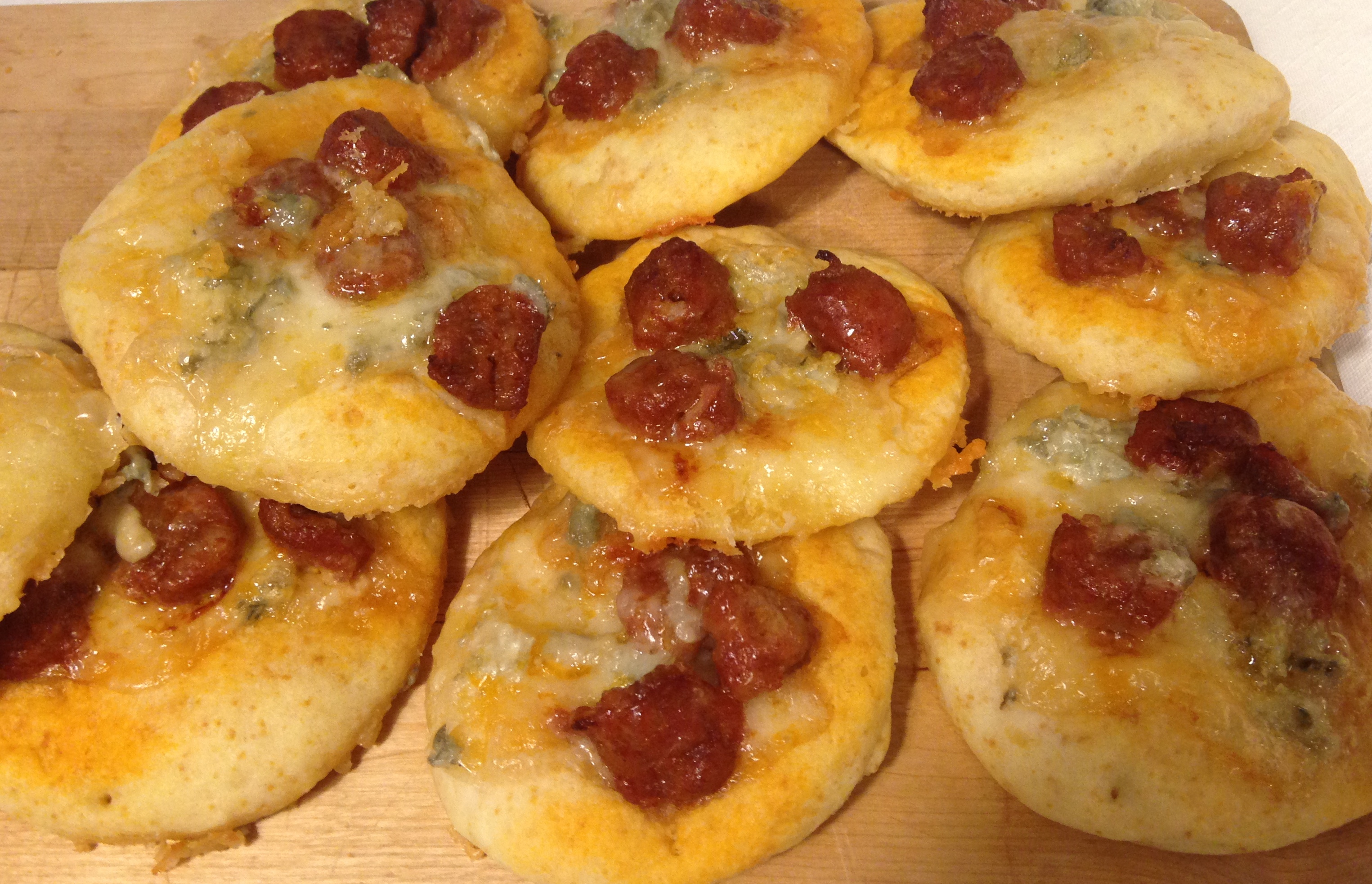 Pizzette salsiccia piccante e gorgonzola