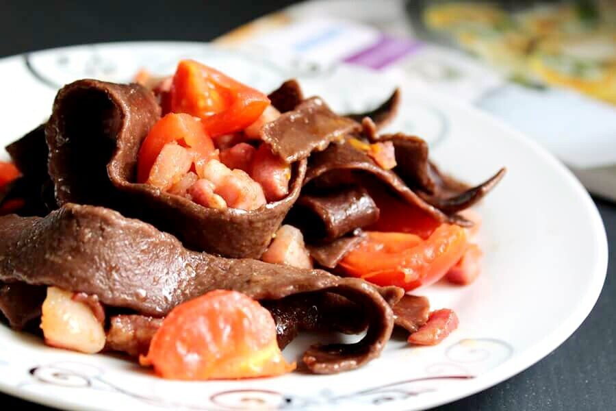 Pizzoccheri al cacao con pancetta croccante e pomodori