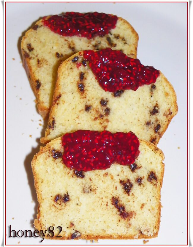 Plum cake con gocce di cioccolato yogurt e salsa ai lamponi