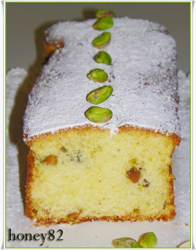 Plum cake con yogurt e pistacchi