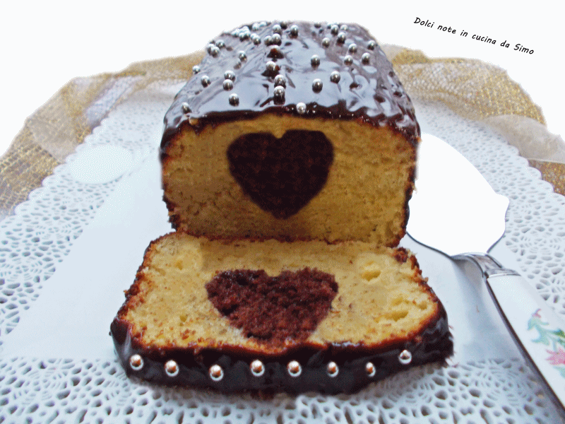 Plum-cake glassato con cuore a sorpresa