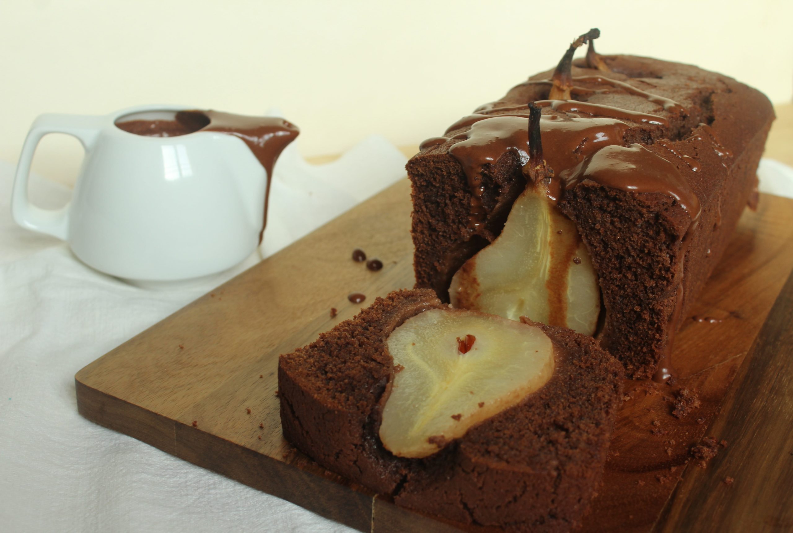Plumcake al cioccolato e pere affogate al tè nero