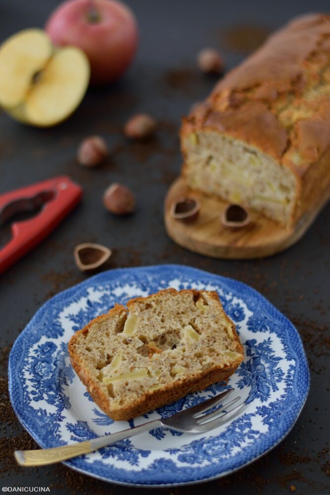 Plumcake alle mele e nocciole