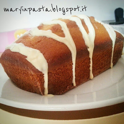 Plumcake allo yogurt con farina di riso profumato alla vaniglia e copertura di cioccolato bianco