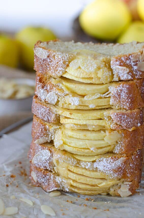 Plumcake allo yogurt senza lattosio con mele a fette e mandorle