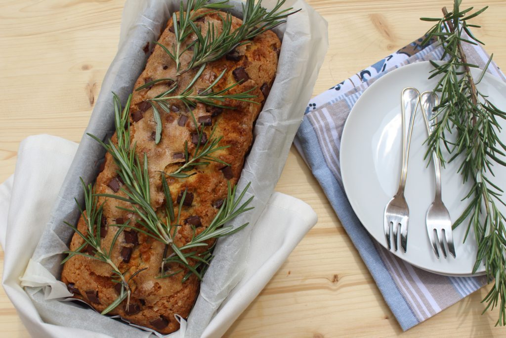 Plumcake all’olio EVO e rosmarino con gocce di cioccolato
