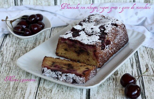 Plumcake con ciliegie, yogurt greco e gocce di cioccolato