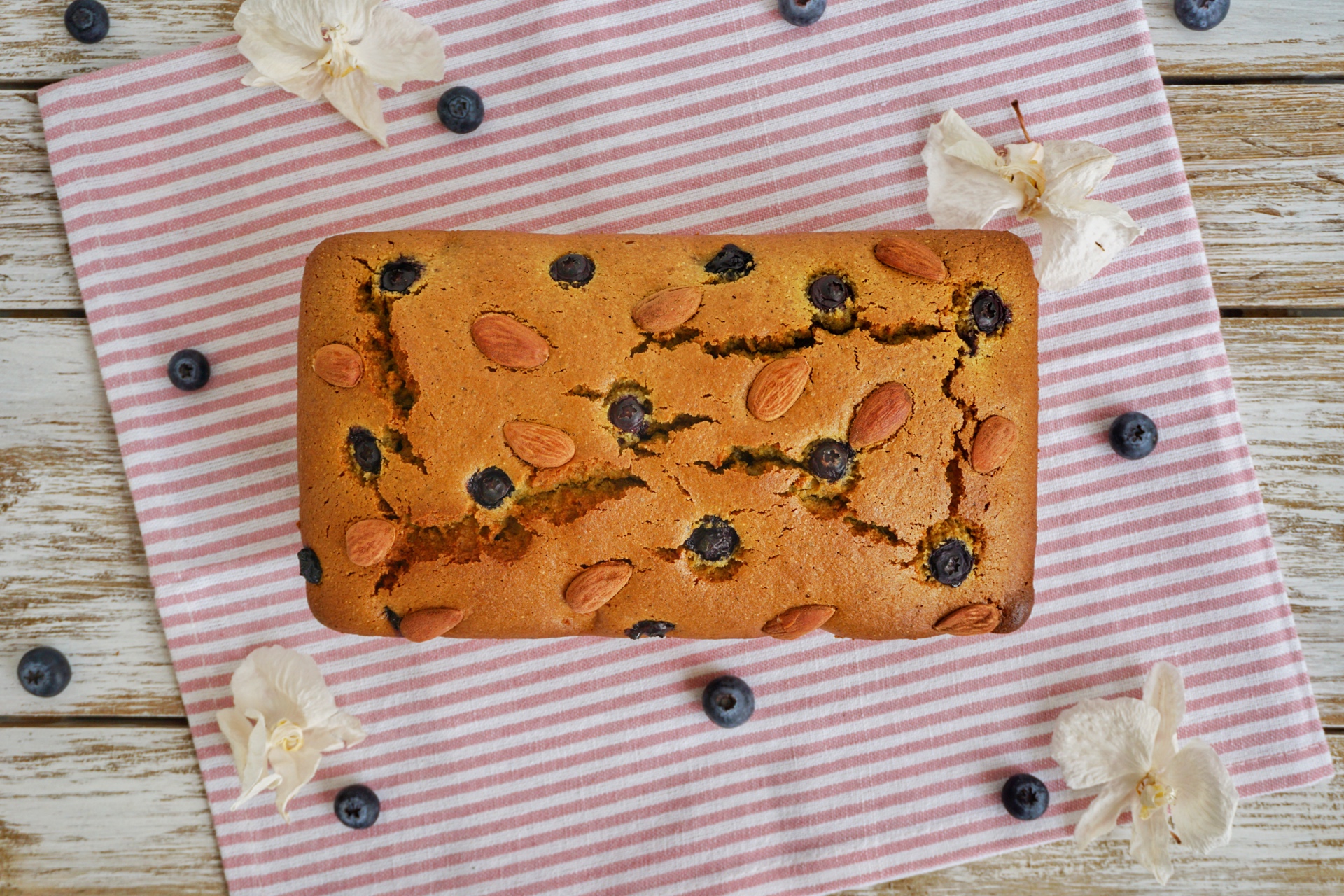 Plumcake con farina di piselli, mirtilli e mandorle