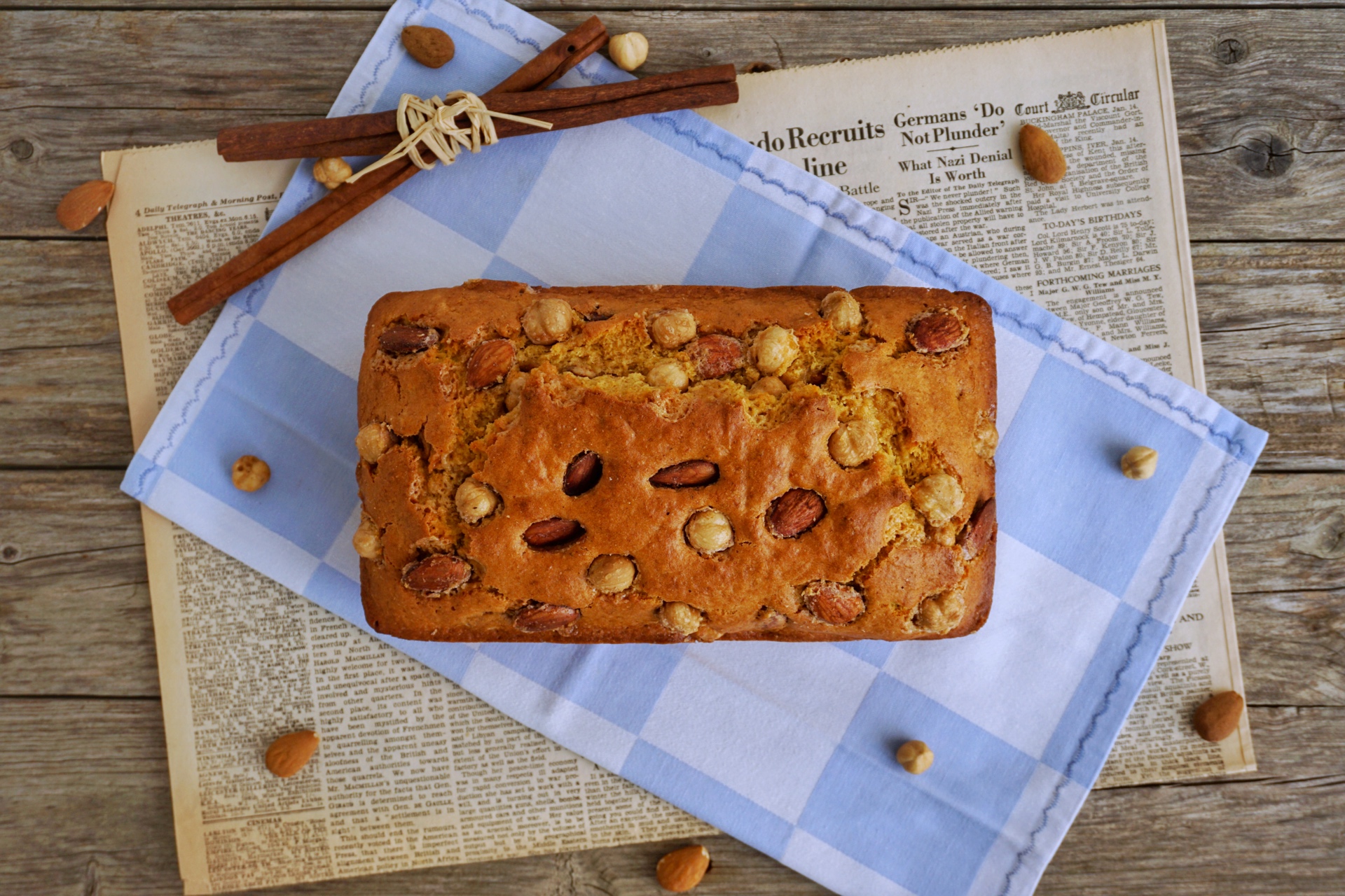 Plumcake con mandorle e nocciole caramellate