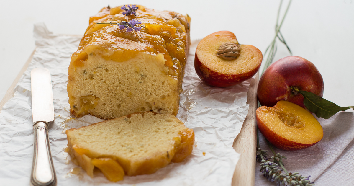 Plumcake con pesche e lavanda