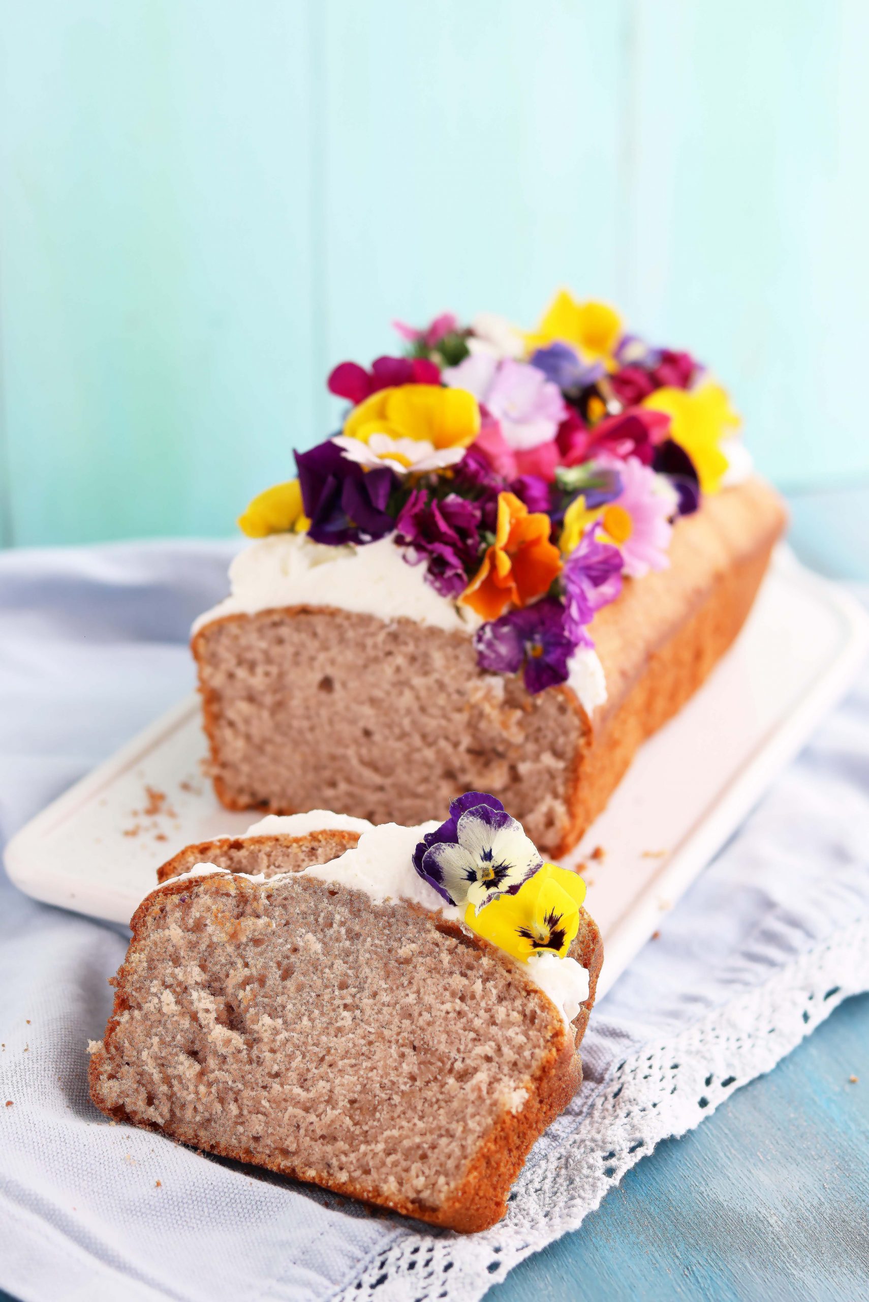 Plumcake di albumi, succo di fragole e fiori eduli