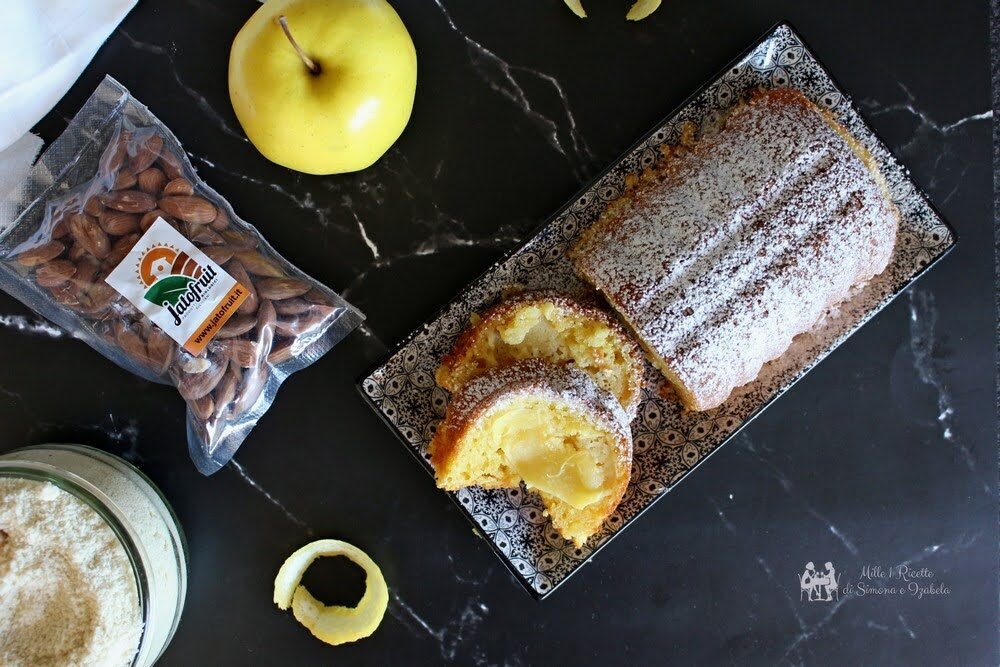 Plumcake di mele e mandorle con yogurt greco