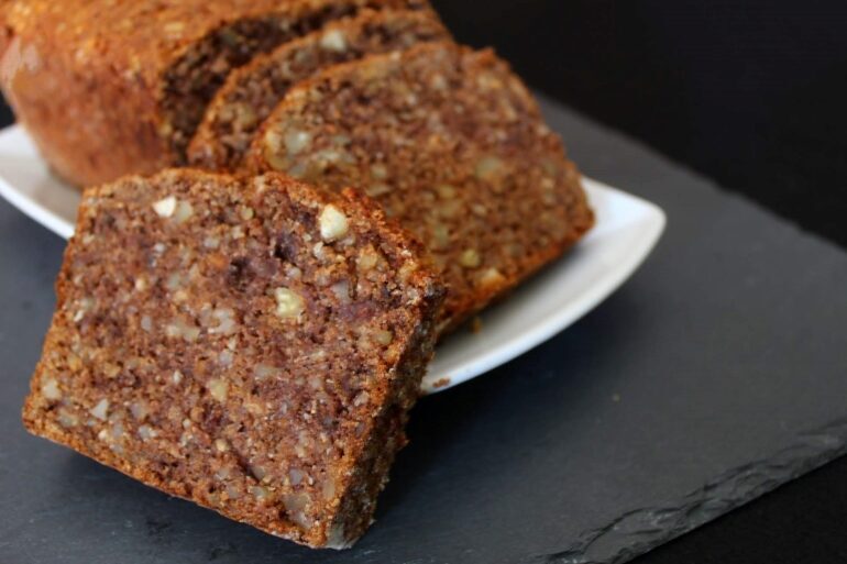 Plumcake integrale con frutta secca e riccioli di crusca