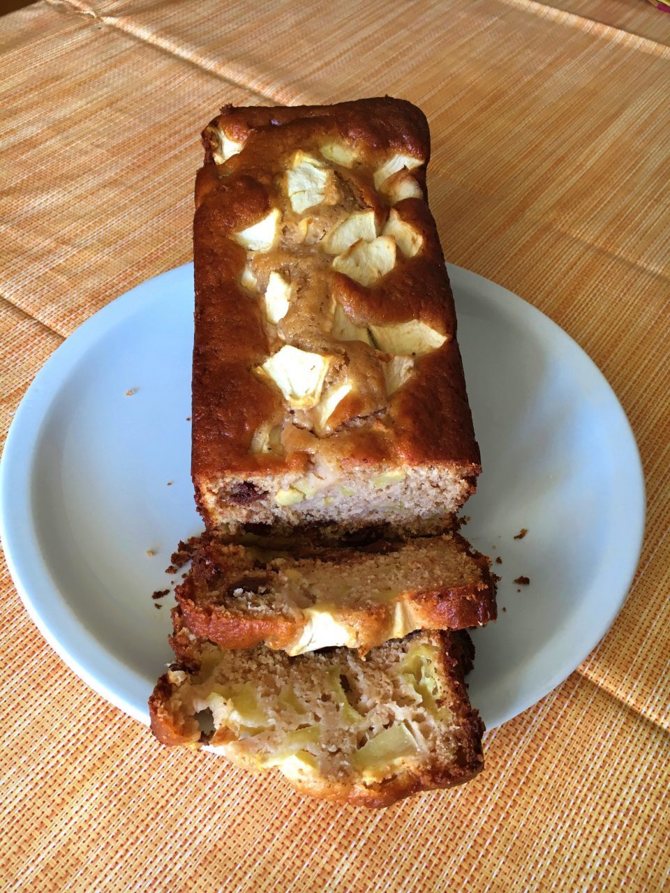 Plumcake mele, cannella e gocce di cioccolato fondente