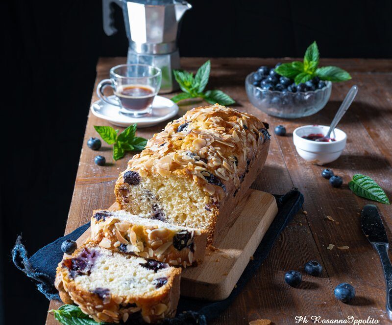 Plumcake mirtilli yogurt mandorle