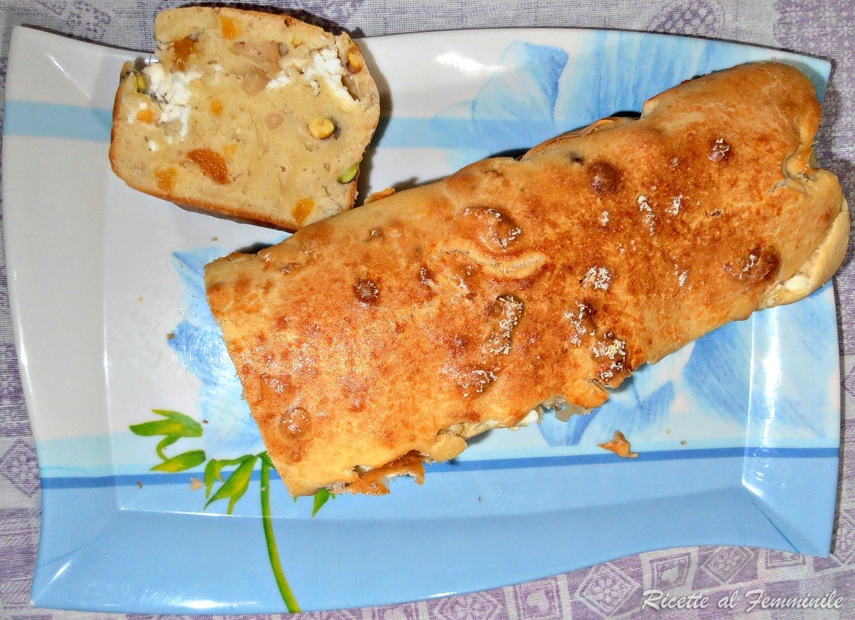 Plumcake salato albicocche secche e robiola
