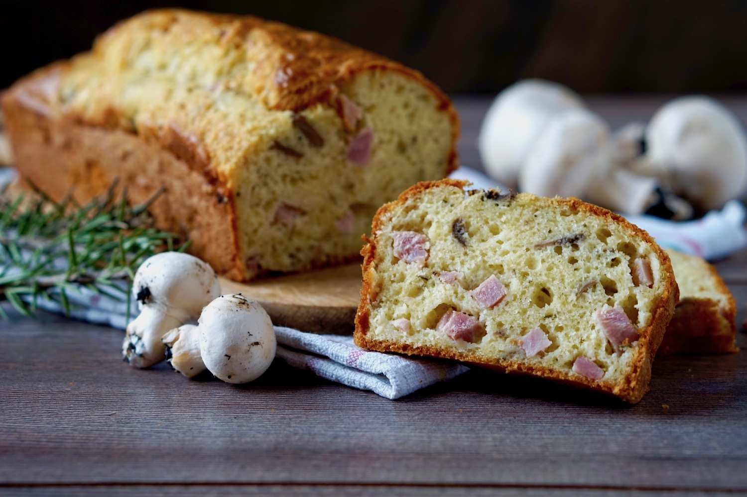 Plumcake salato con prosciutto e funghi