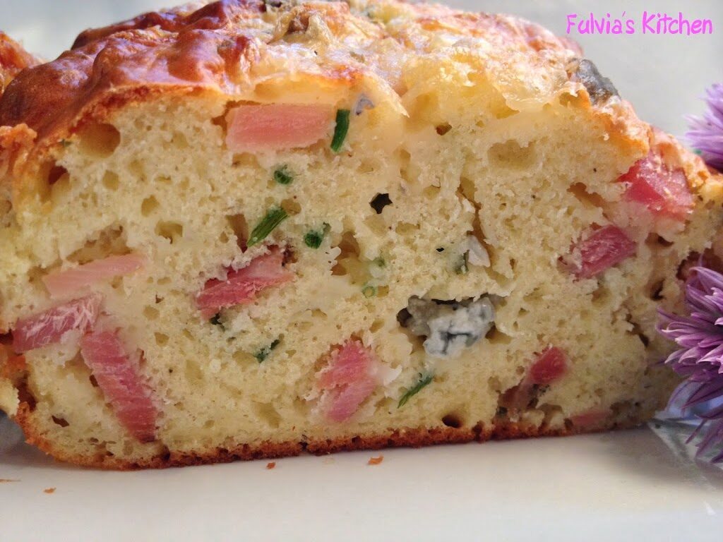 Plumcake salato con speck, gorgonzola e erba cipollina