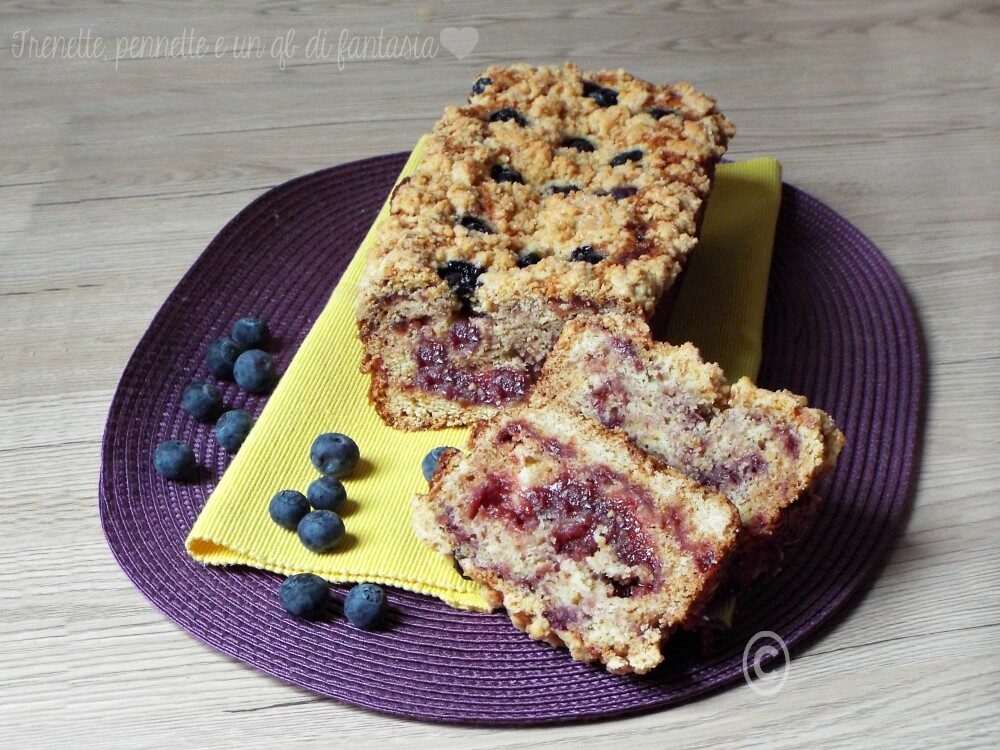 Plumcake sbriciolato a strati con mirtilli