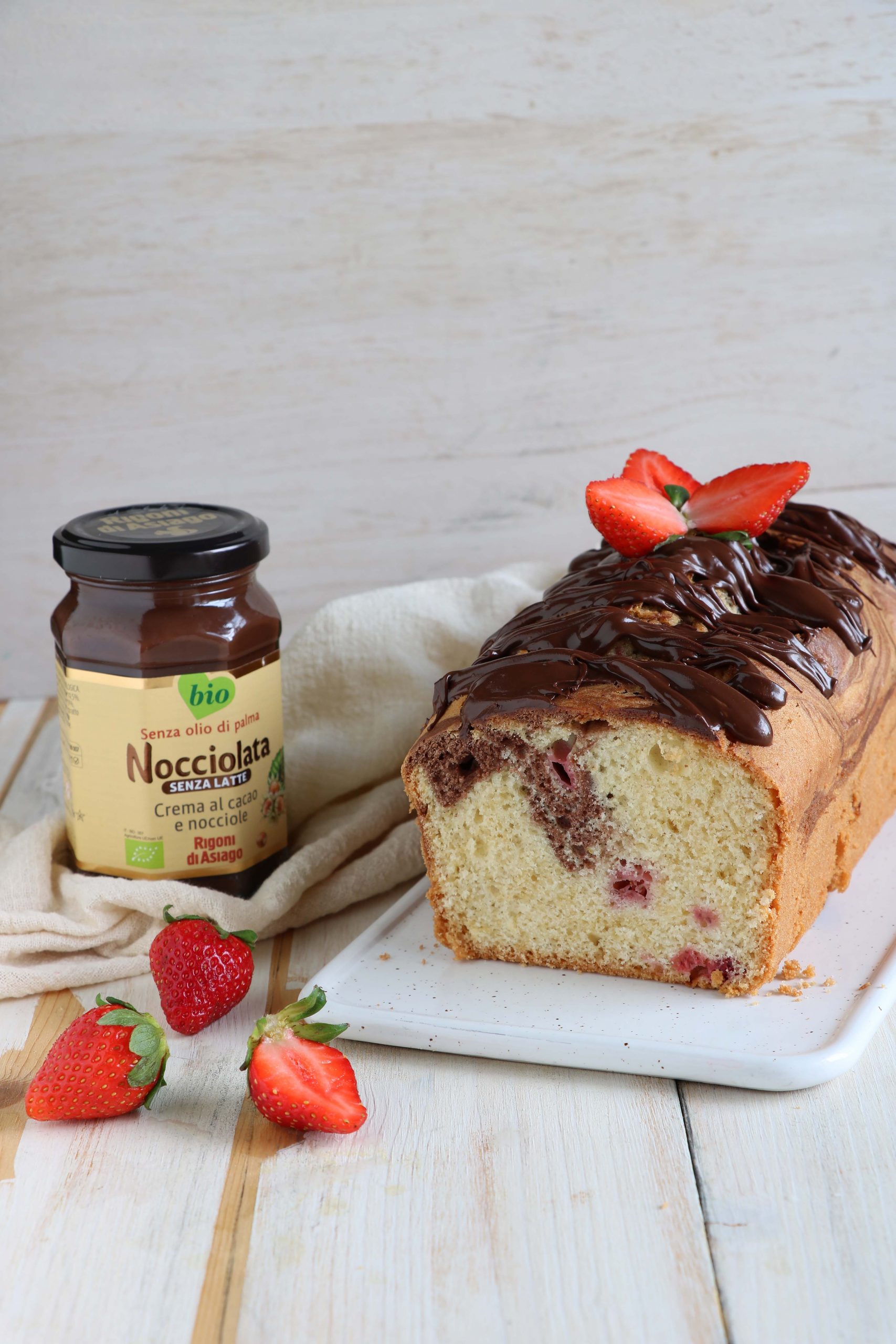 Plumcake senza lattosio variegato al cacao e fragole