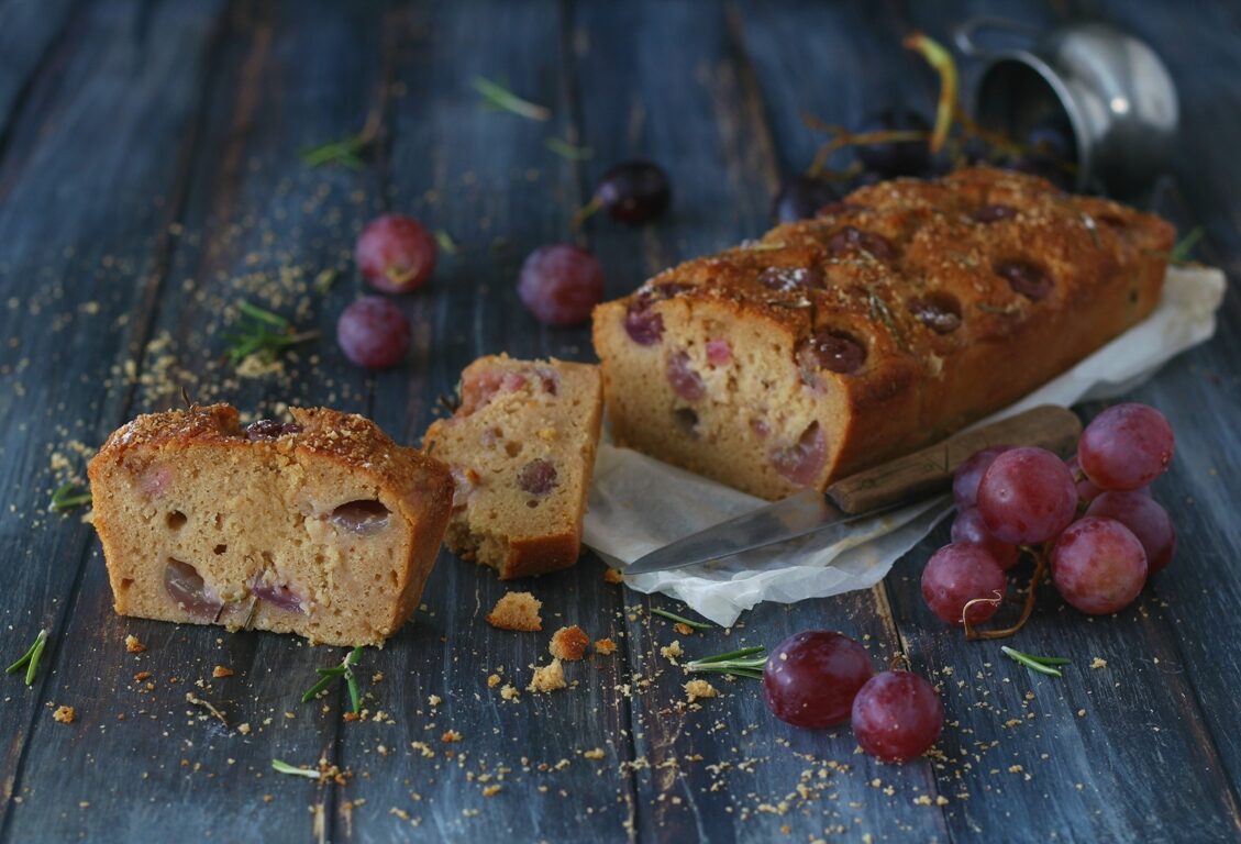 Plumcake vegan con uva zenzero e rosmarino