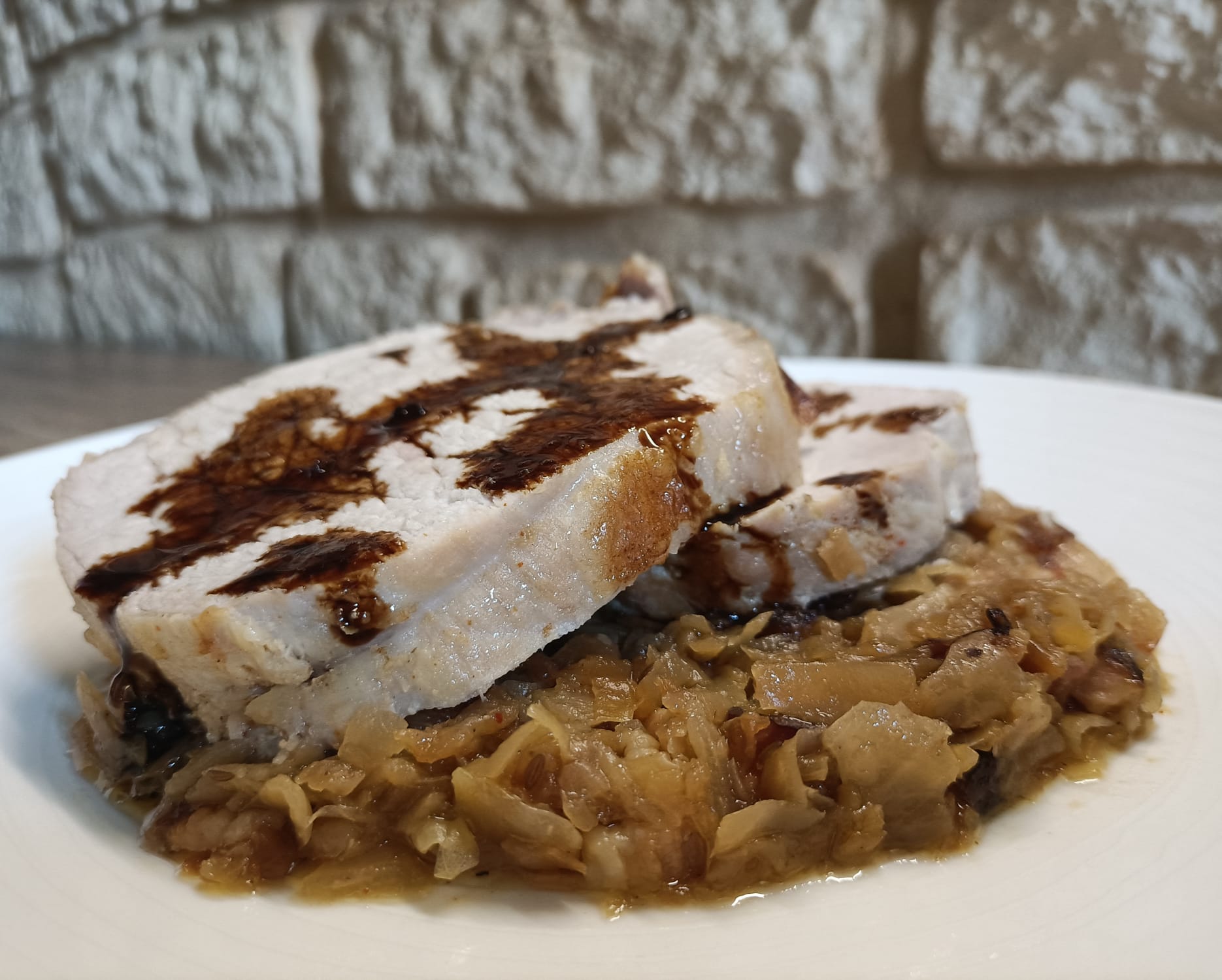 Podvarak ricetta: delizioso stufato con arrosto di maiale, pancetta e crauti