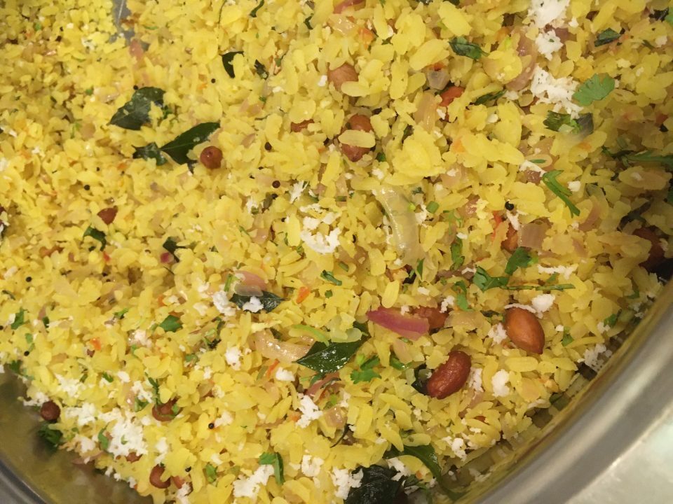 Poha (fiocchi di riso saltati con spezie e arachidi tostate)